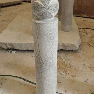 运城 芝麻白花岗岩石材挡车石柱、停车柱、圆柱挡车柱、方柱挡车柱等