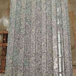 运城 芝麻白花岗岩荔枝面雕刻盲道，盲条