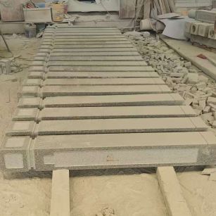 运城 芝麻白异形加工雕刻-栏杆大柱，方柱