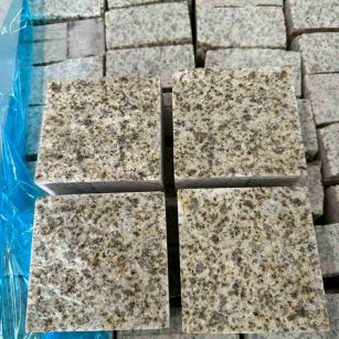 运城 黄金麻花岗岩自然面小方块，弹石，马蹄石等