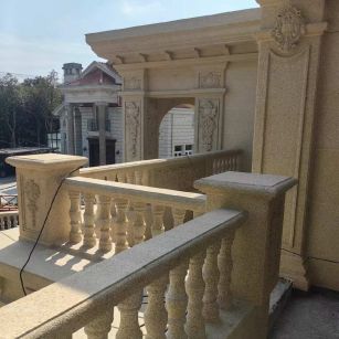 运城 黄金麻别墅外墙干挂雕花配合阳台栏杆花瓶柱