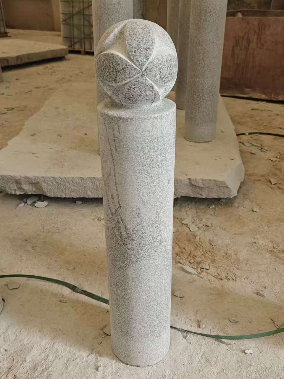 运城 芝麻白花岗岩石材挡车石柱、停车柱、圆柱挡车柱、方柱挡车柱等