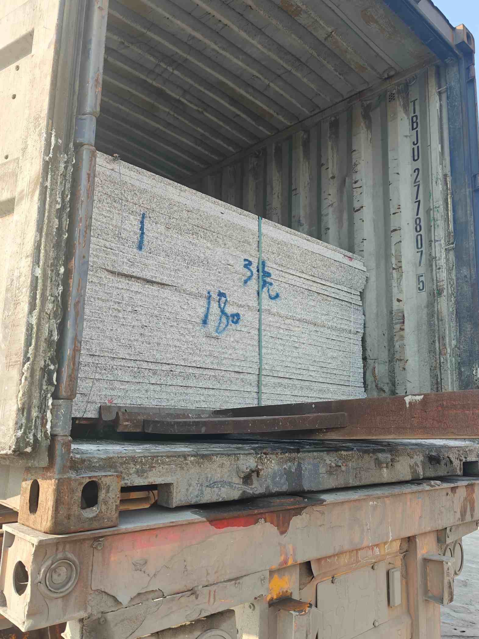 运城 芝麻白花岗岩石材3.0公分光面毛板装柜出货