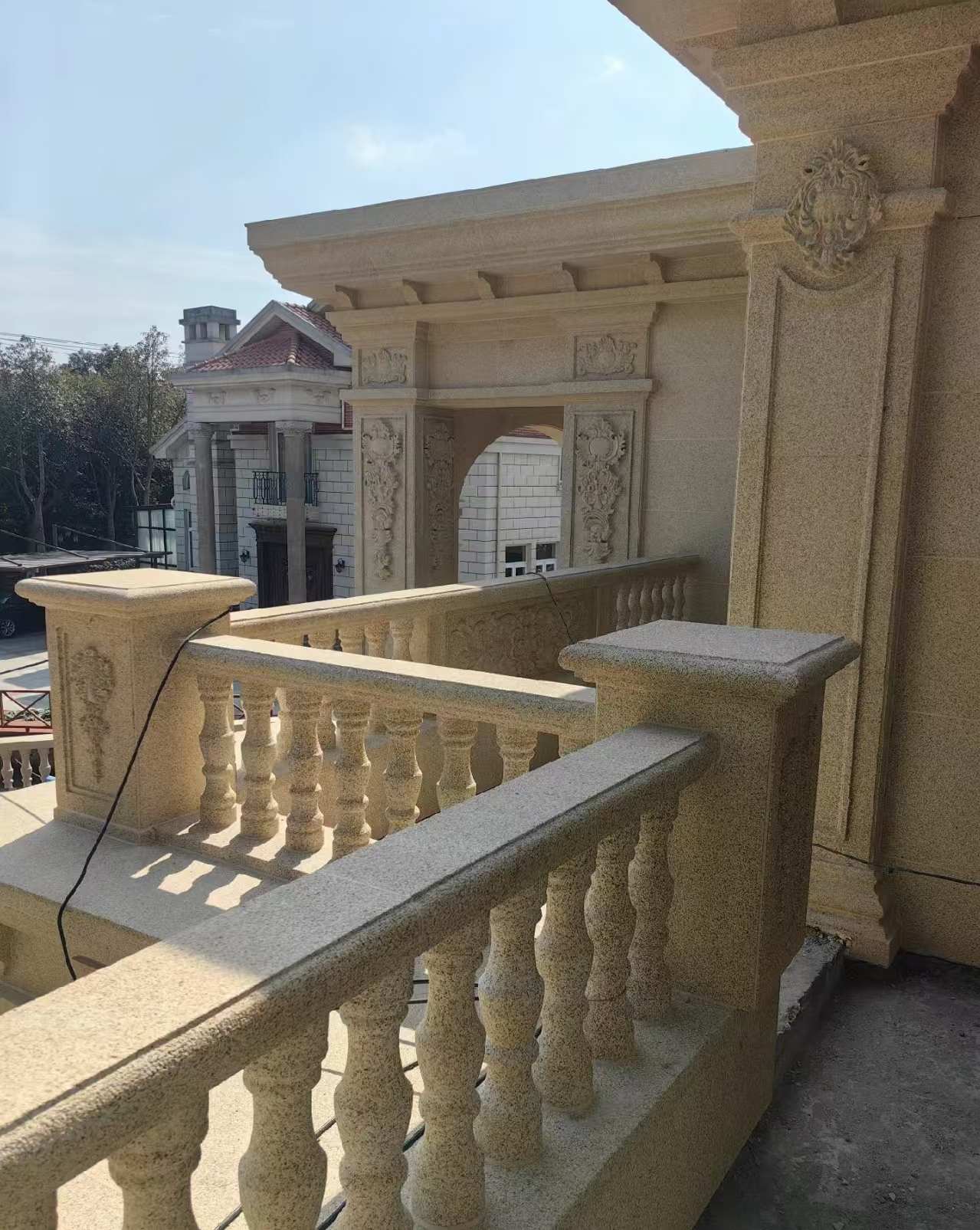 运城 黄金麻别墅外墙干挂雕花配合阳台栏杆花瓶柱