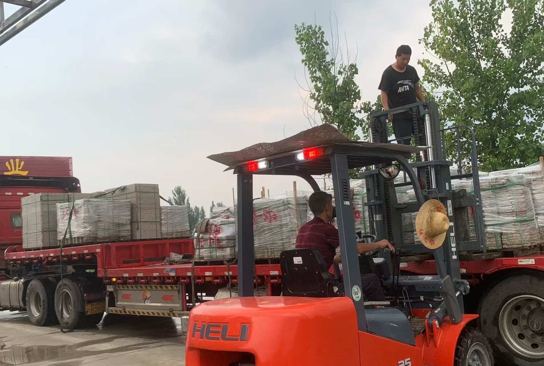 运城 黄金麻冰裂纹，地铺石装车