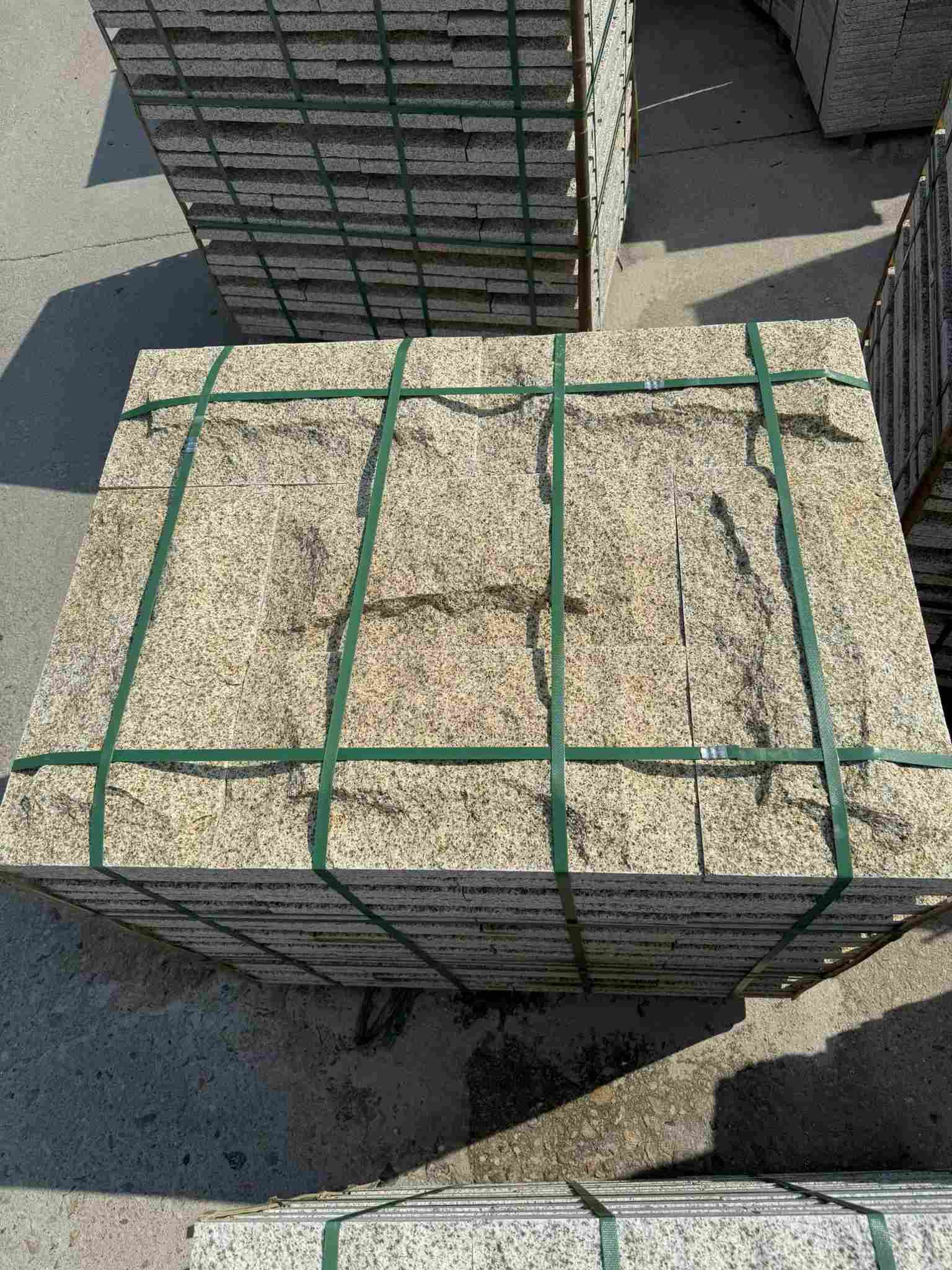 运城 黄金麻花岗岩石材自然面蘑菇石成品