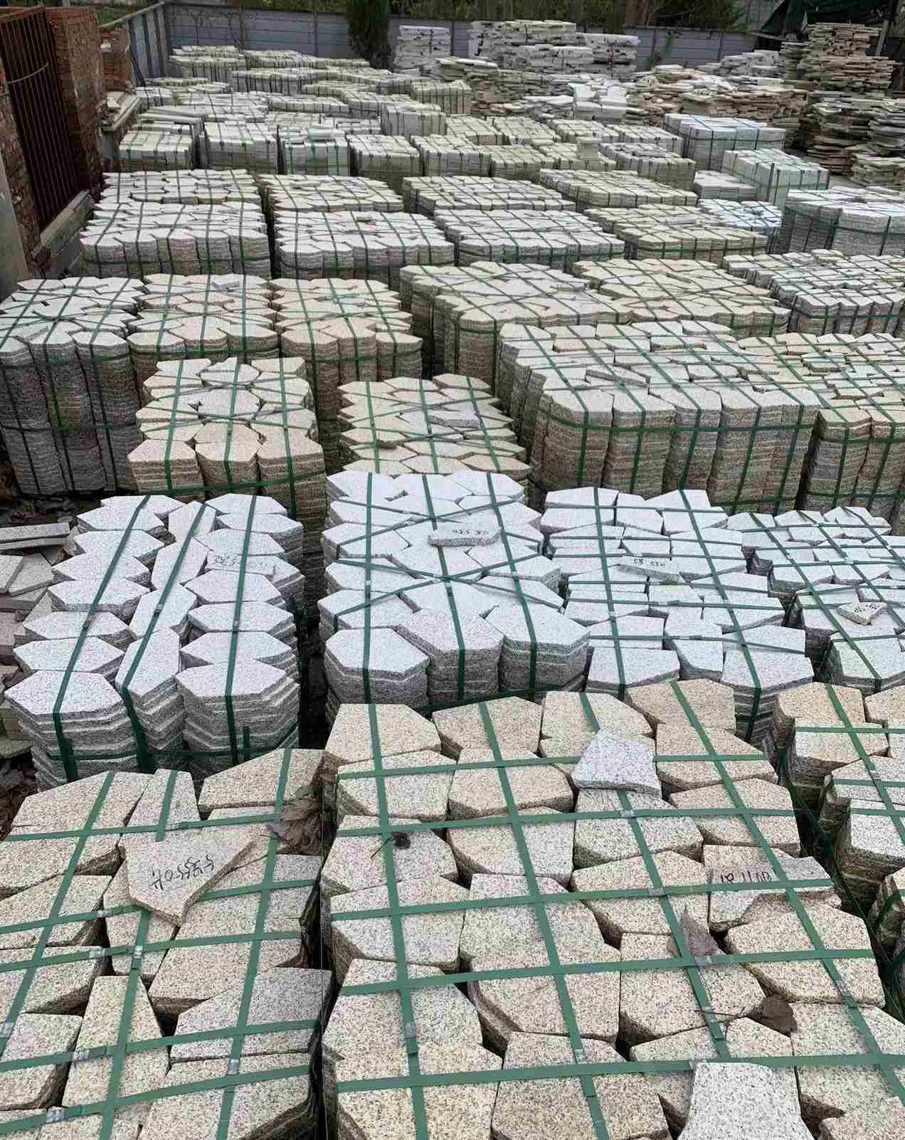 运城 黄金麻白麻花岗岩荔枝面地铺石(冰裂纹)