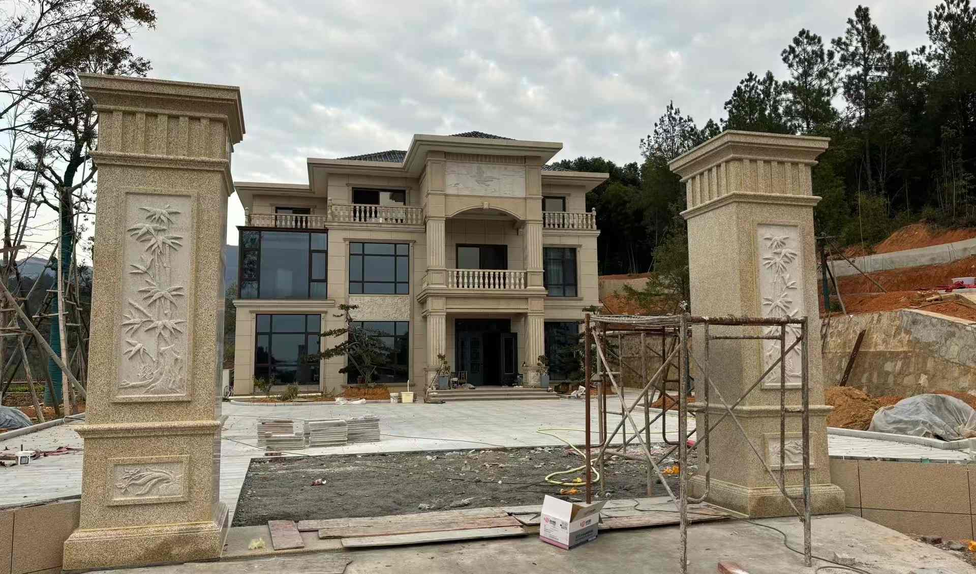 运城 黄金麻花岗岩别墅雕花外墙干挂配上门口雕花罗马柱