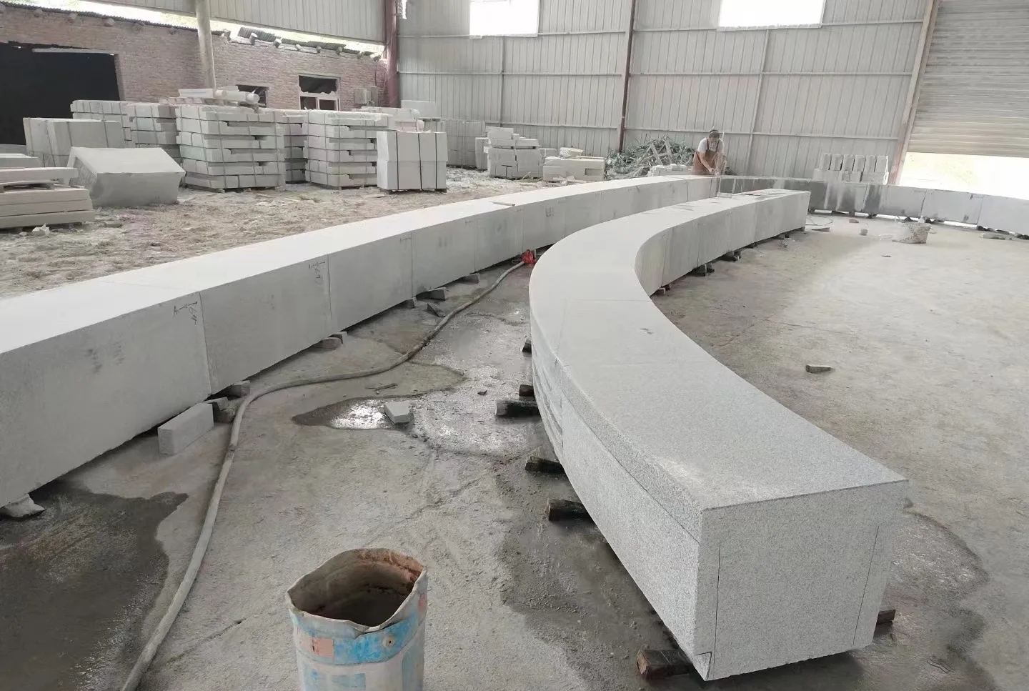 运城芝麻白花岗岩石板材 园林光面弧形坐凳