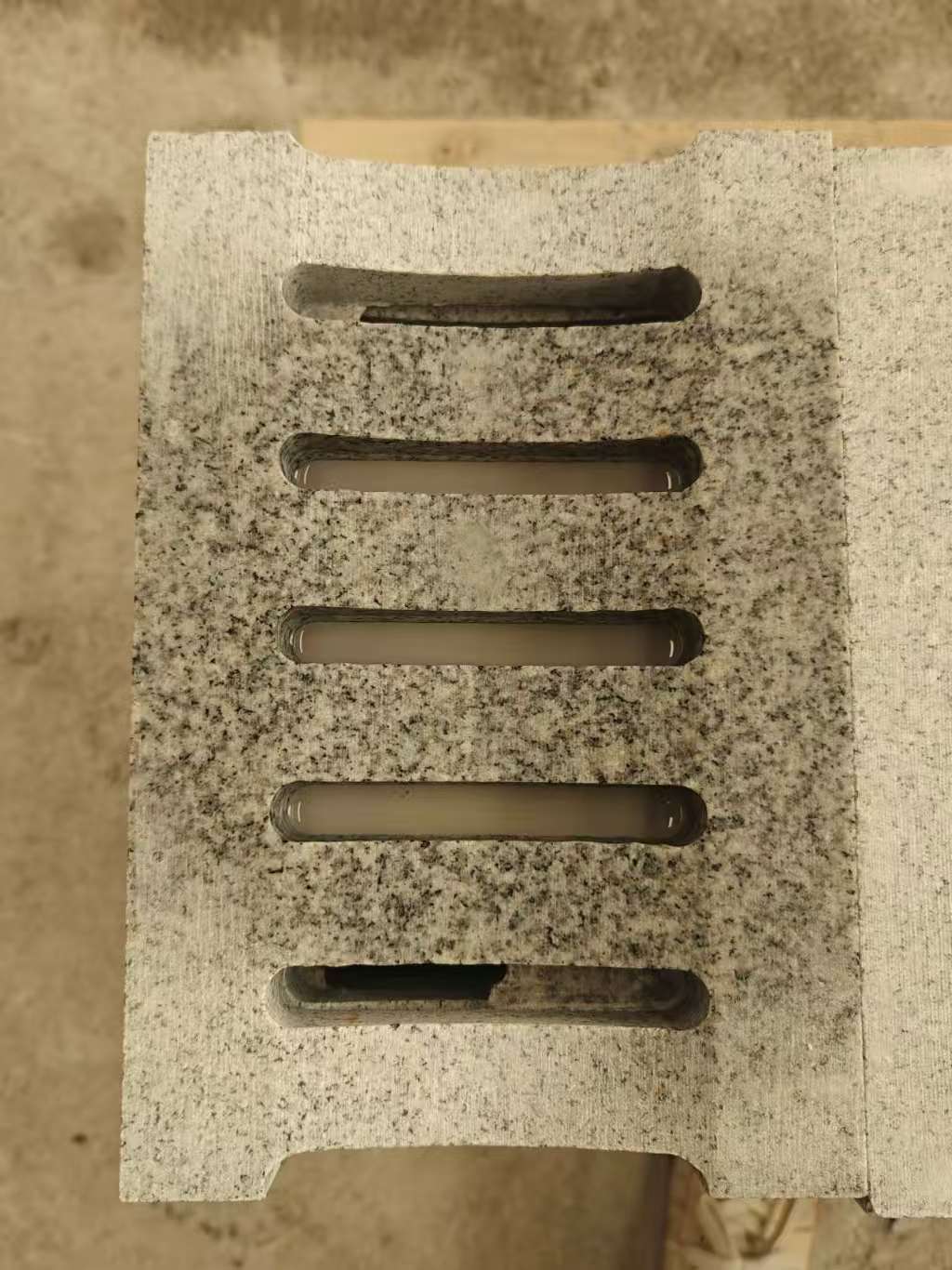 运城 芝麻白拉丝面花岗岩U型开槽排水槽