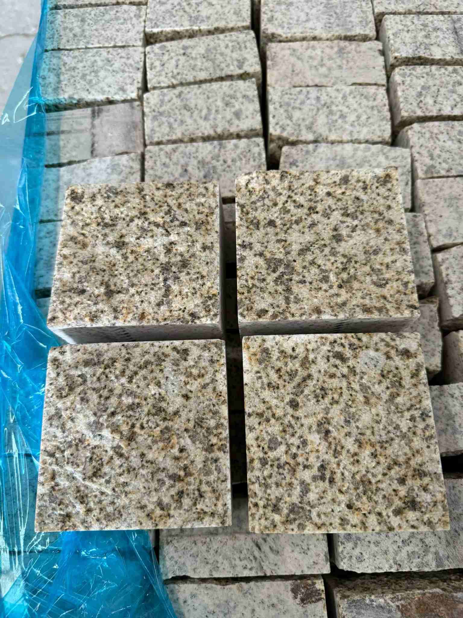 运城 黄金麻花岗岩自然面小方块，弹石，马蹄石等