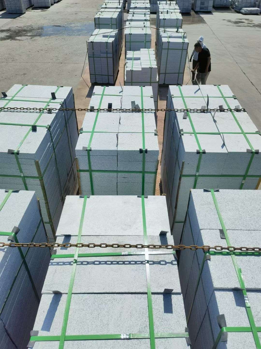 运城 芝麻白花岗岩5公分地铺石 花岗岩厂家工厂装车日常