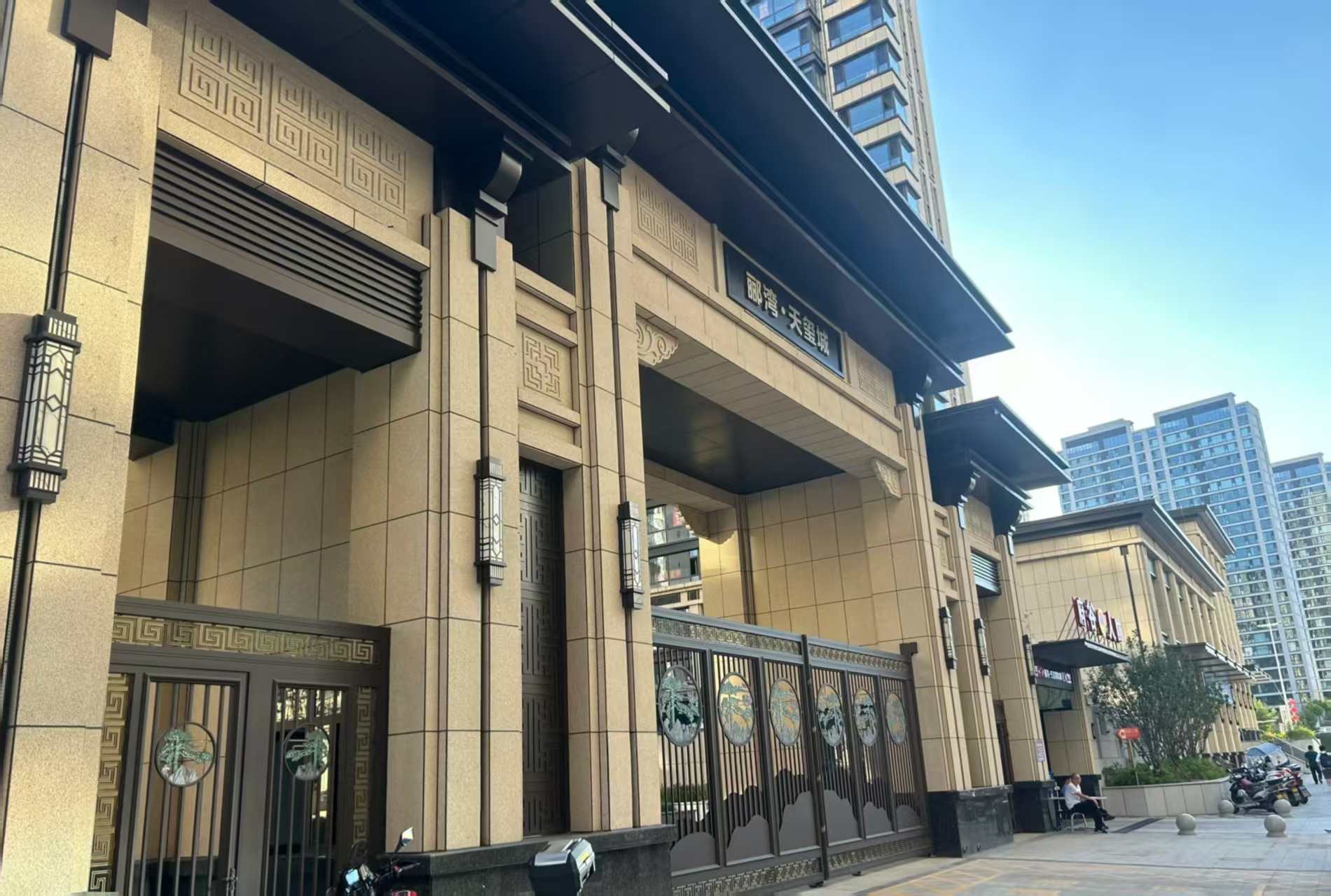 运城 黄金麻花岗岩荔枝面小区门楼外墙干挂