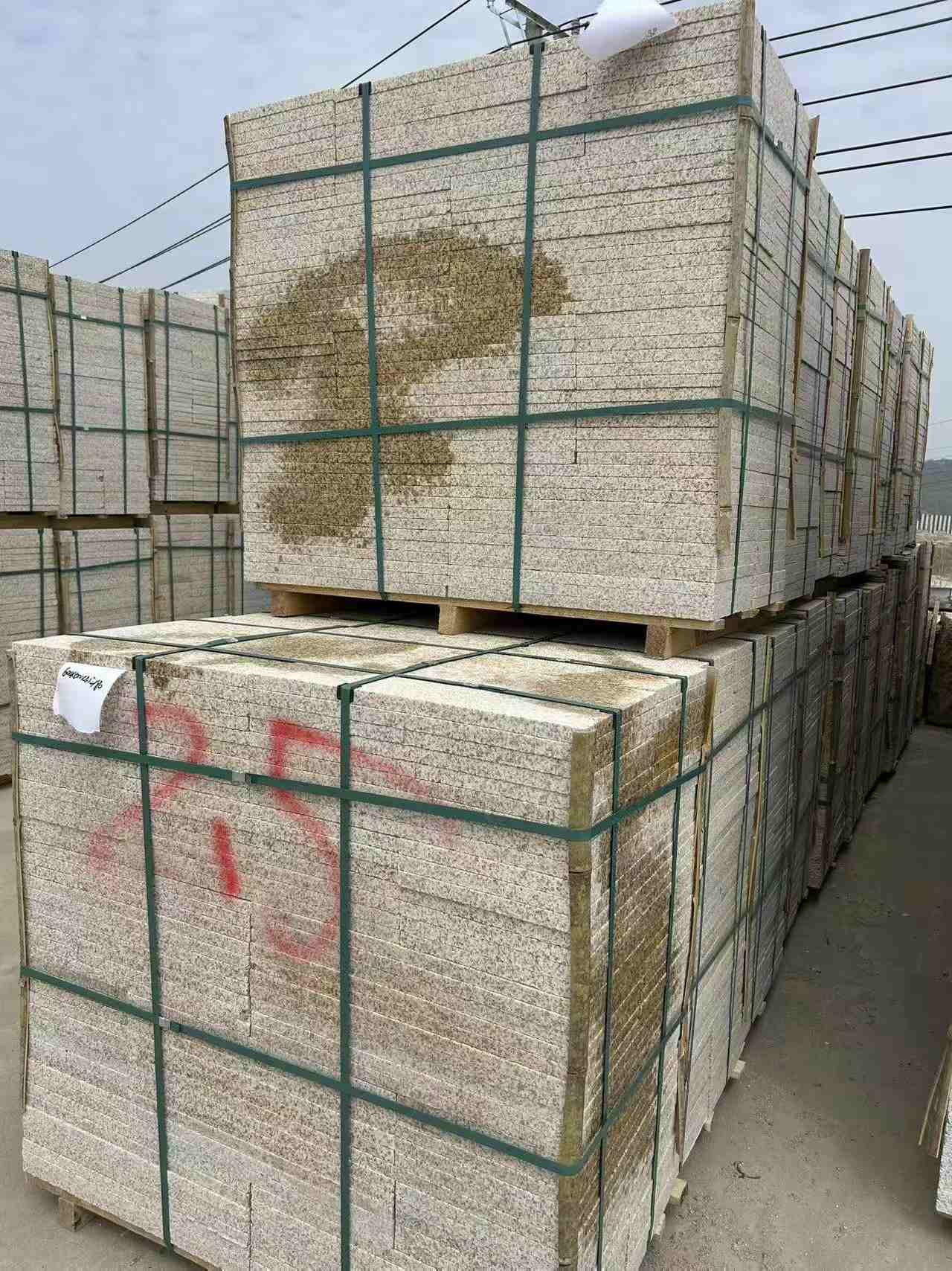 运城 黄金麻花岗岩石材荔枝面地铺石2.5*300*600