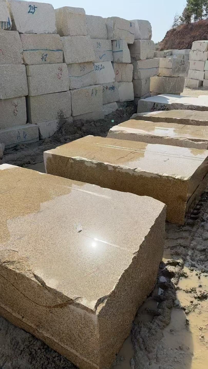 运城 黄金麻方料堆场洗料分选中，原材料充足